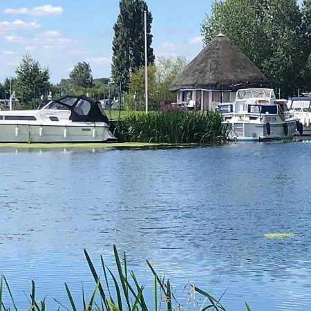 Pike And Eel Hotel And Marina Needingworth Esterno foto